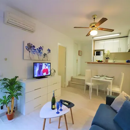 Sunny Coastal Hideaway Appartement
