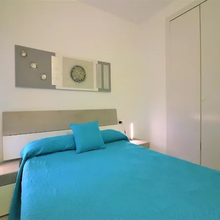 Sunny Coastal Hideaway Empuriabrava