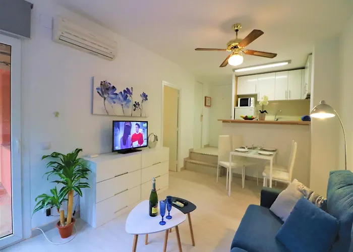 Sunny Coastal Hideaway 公寓